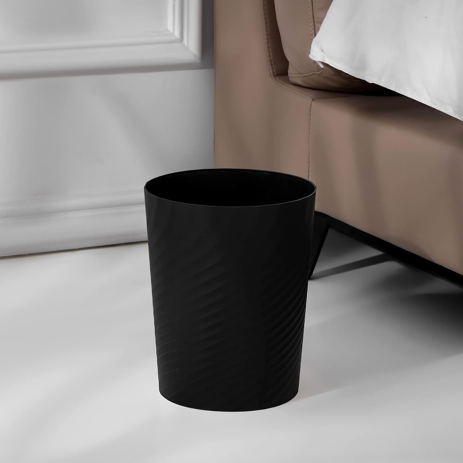 UUJOLY Cubo de basura pequeño de plástico, cesta de basura para baños, lavandería, cocinas, oficinas, habitaciones de niños, dormitorios, 1.8
