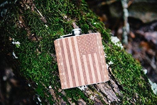 Real Wood – Frasco de cadera de 6 onzas y abrebotellas de tarjetas de crédito a juego, bandera estadounidense
