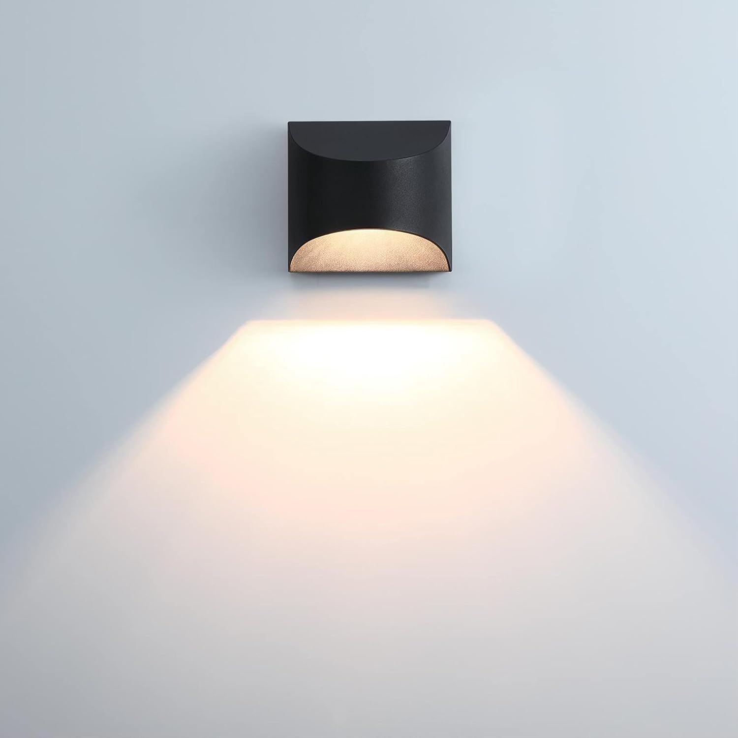 Westinghouse Lighting 6122800 Nardella – Lámpara de pared LED de transición regulable para exteriores, acabado negro texturizado, apto para cielo