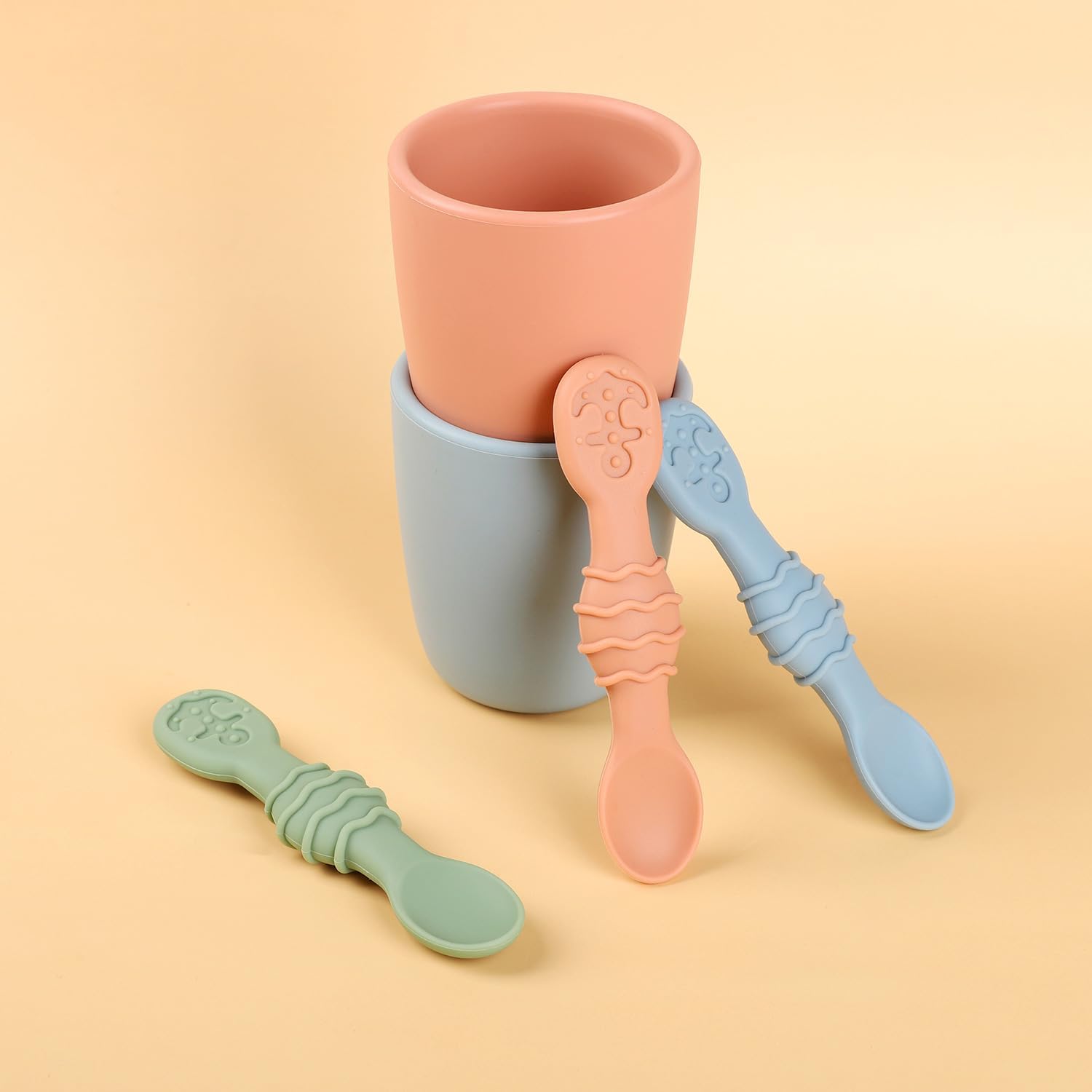 Utensilios de silicona para bebés de 6 a 12 meses, cucharas de entrenamiento de silicona suave y taza de entrenamiento pequeña de 4 onzas para