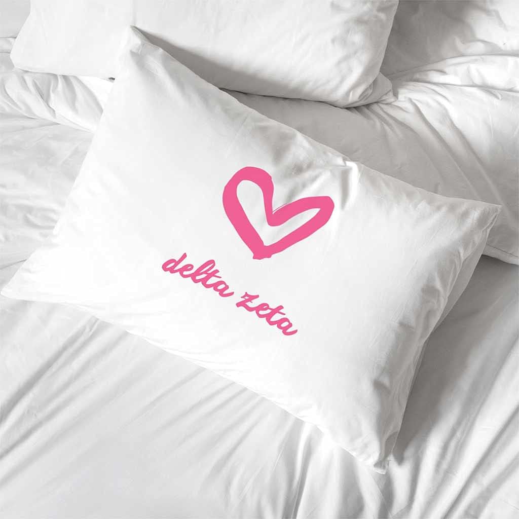 sockprints Funda de almohada Delta Zeta, nombre de hermandad con diseño de corazón. Funda de almohada 100% algodón tamaño estándar 20 x 30 pulgadas