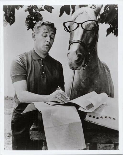 La estrella de la serie de televisión Mr Ed Alan Young y Mr Ed firman autógrafos 11X17 cartel