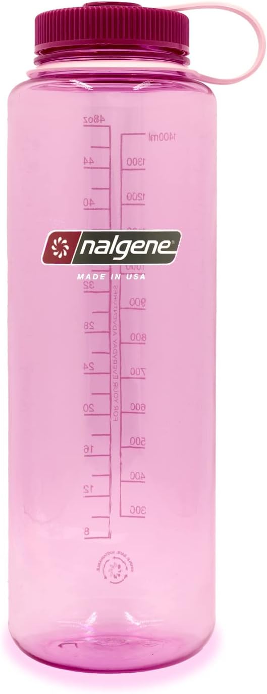 Nalgene Sustain Tritan – Botella de agua sin BPA hecha con material derivado del 50% de residuos plásticos, 48 onzas, boca ancha, cosmo