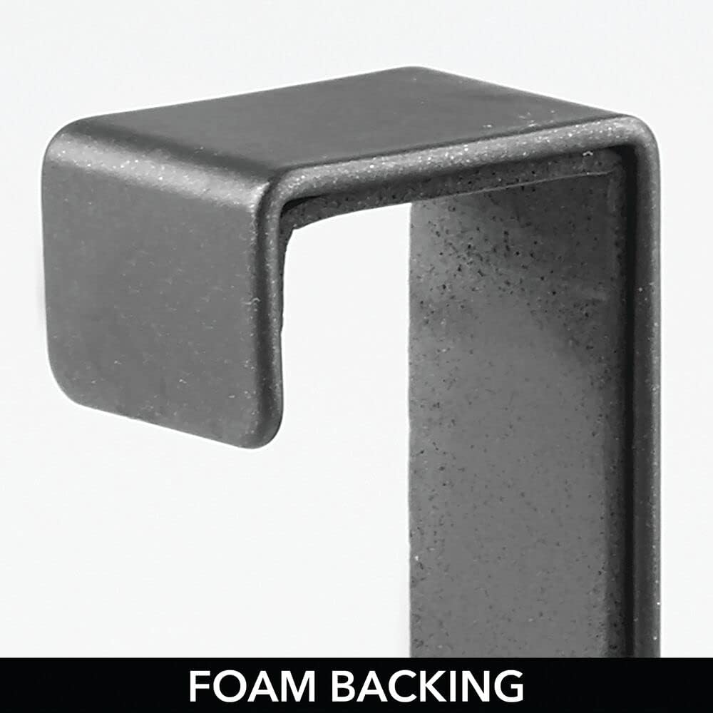 MDesign – Organizador o cesta de metal para armario de baño, para colgar en las puertas del gabinete sostiene champú, acondicionador, gel de lavado