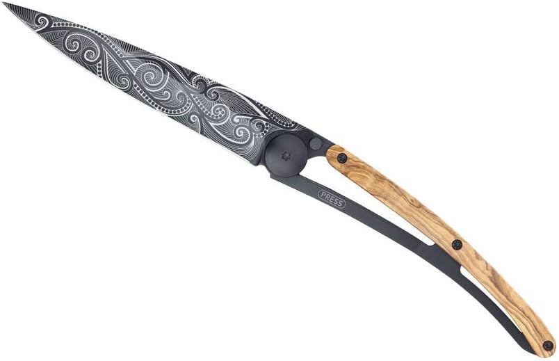 deejo – Serrado 1.3 onzas, madera de olivo, titanio negro, pacífico – Cuchillo plegable de bolsillo ultraligero con clip para cinturón – Acero