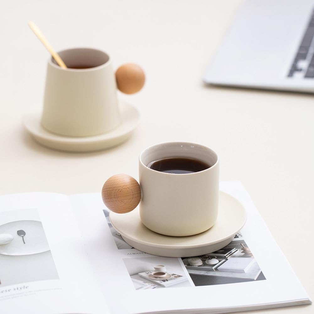 Sizikato Juego de taza y platillo de porcelana con mango de bola de madera, taza de café de 7 onzas