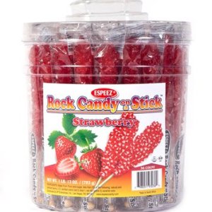 Caramelo de roca roja de fresa en un tarro de palo Caramelo de roca roja de fresa en un tarro de palo