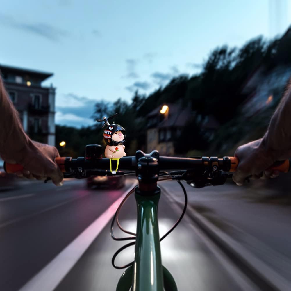 ikasus Lindas figuras de muñeca de cerdo con casco, adorno de cerdito de la suerte, colgante para bicicleta, motocicleta, coche eléctrico, tablero