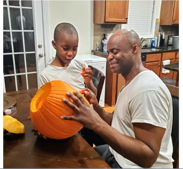 Pumpkin Masters World of Eric Carle – Kit de pintura y decoración fácil limpieza con mantel incluido