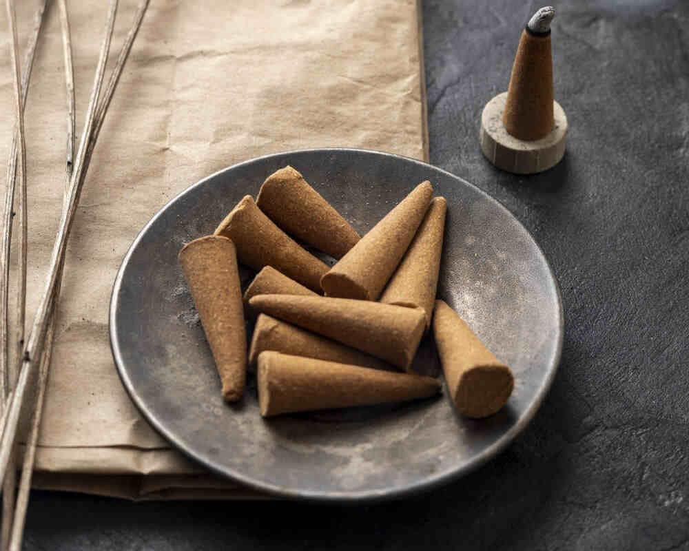 Conos de incienso 100% naturales y puros, hechos en casa, conos de los mejores aromas sumergidos en el hogar (salvia blanca, paquete de 60)