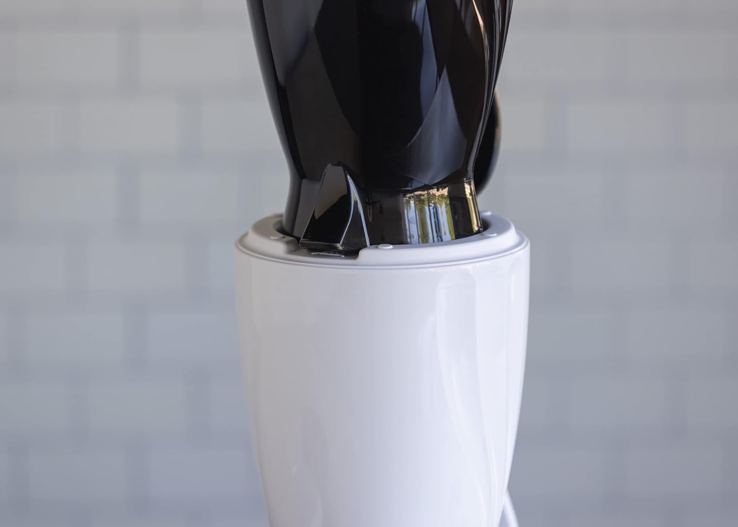 Service Ideas TNSPB12WH Twist N’ Serve – Jarra de café, plástico sin BPA, 1.2 litros, 40.5 onzas, color blanco