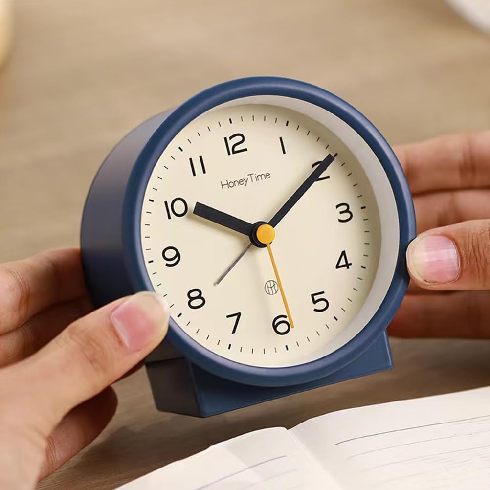 PAWPAWLIU Reloj despertador analógico, silencioso sin tictac, diseño simple, funciona con pilas con función de luz nocturna, para dormitorio, mesita