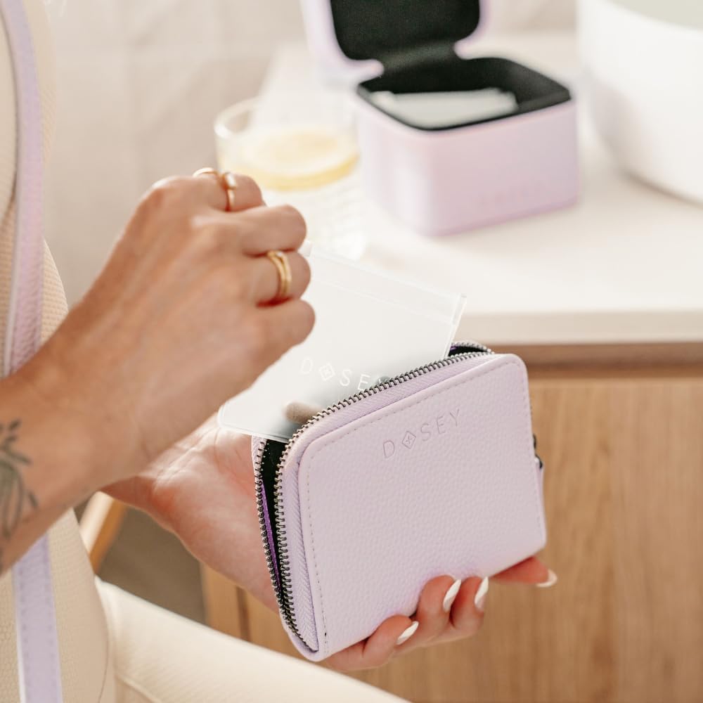 Dosey Wellness Wallet – Organizador de pastillas de viaje y bolsas de píldoras fáciles de deslizar, pastillero de cuero vegano con 7 bolsillos