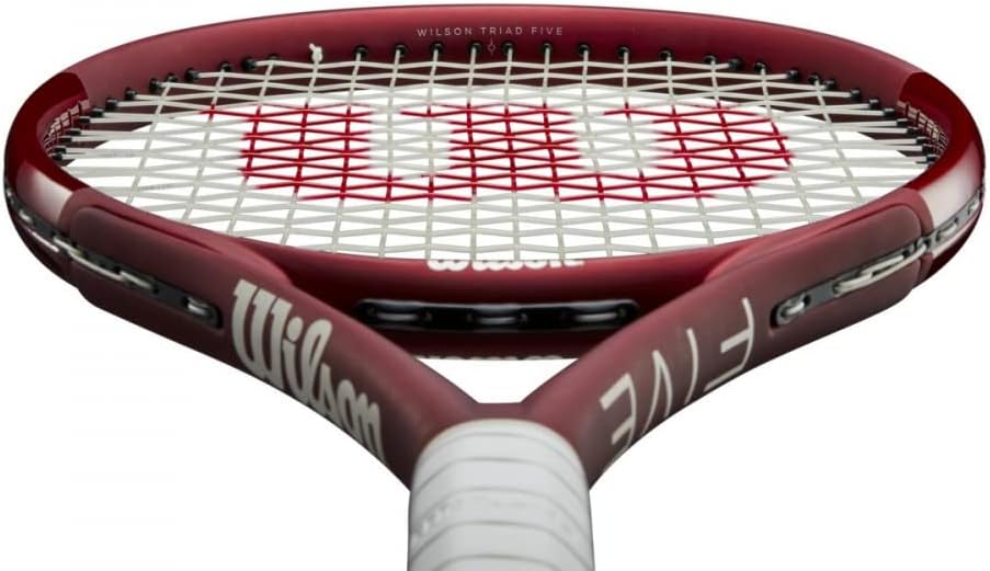 Wilson Triad Five – Raqueta de tenis encordada con hilo rojo Luxilon Element Soft IR 127, combo que cambia el juego en un marco amigable con los