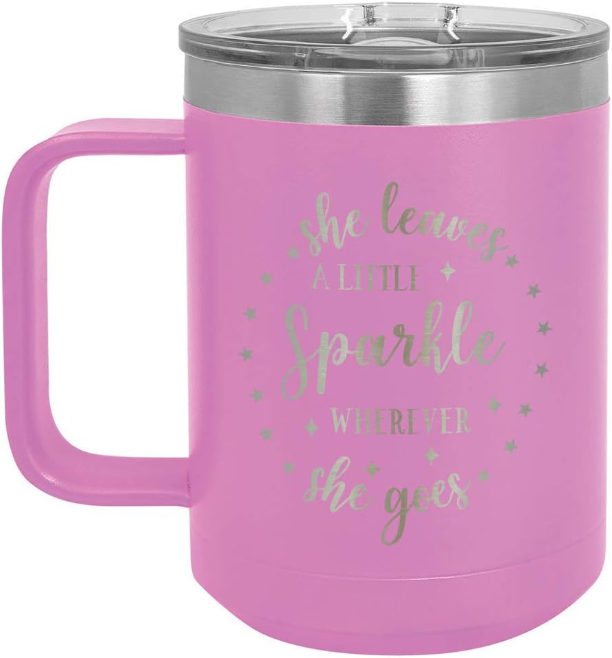 SHE LEAVES A LITTLE SPARKLE WHEREVER SHE GOES B Taza de café rosa claro de 15 oz con tapa deslizante  Taza de café de viaje aislada  Ideas de regalo