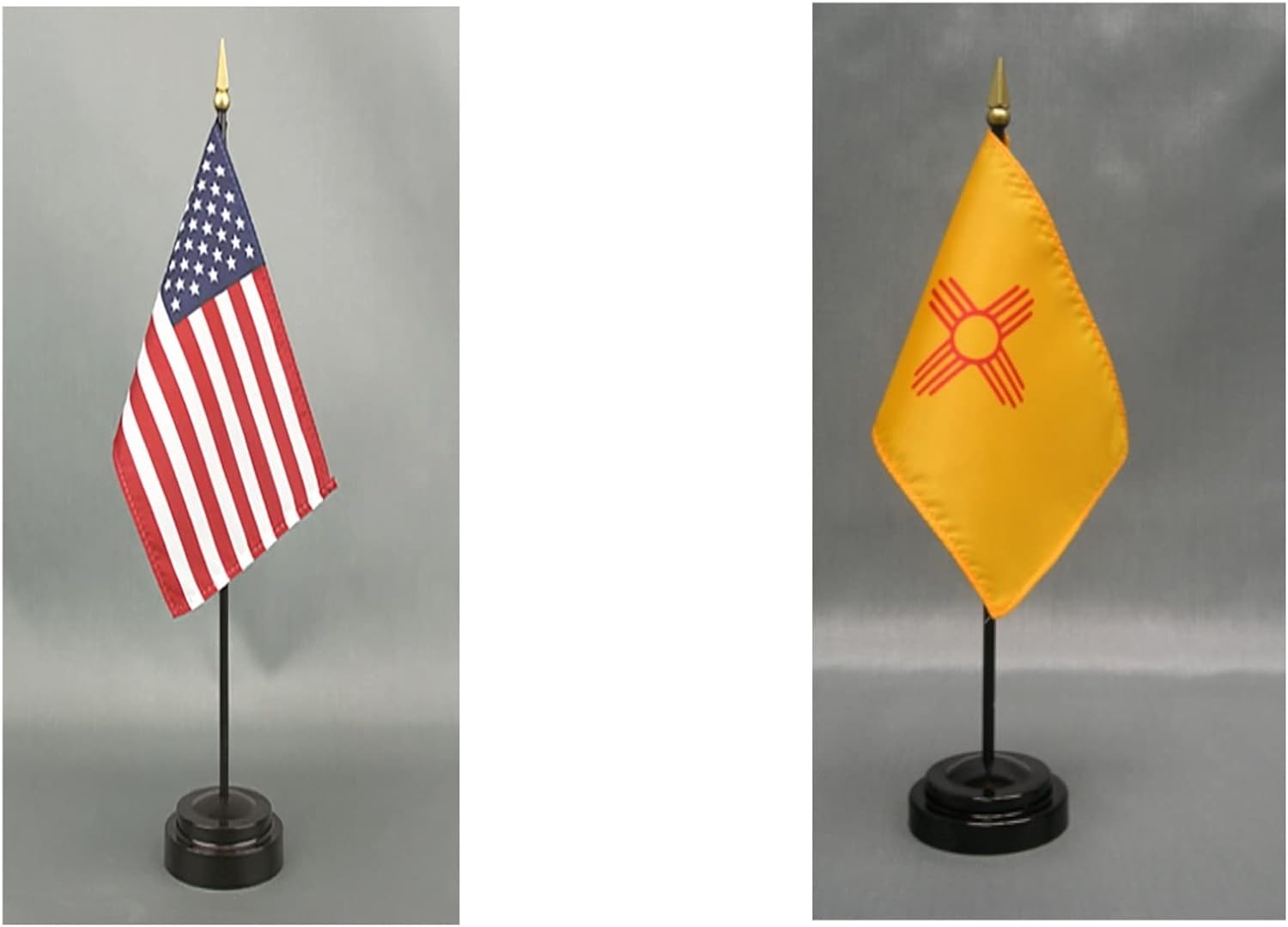 Fabricado en los Estados Unidos. Bandera miniatura de escritorio y mesa de 4 x 6 pulgadas, incluye 2 soportes de bandera y 2 pequeñas banderas de