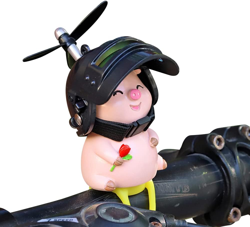 ikasus Lindas figuras de muñeca de cerdo con casco, adorno de cerdito de la suerte, colgante para bicicleta, motocicleta, coche eléctrico, tablero