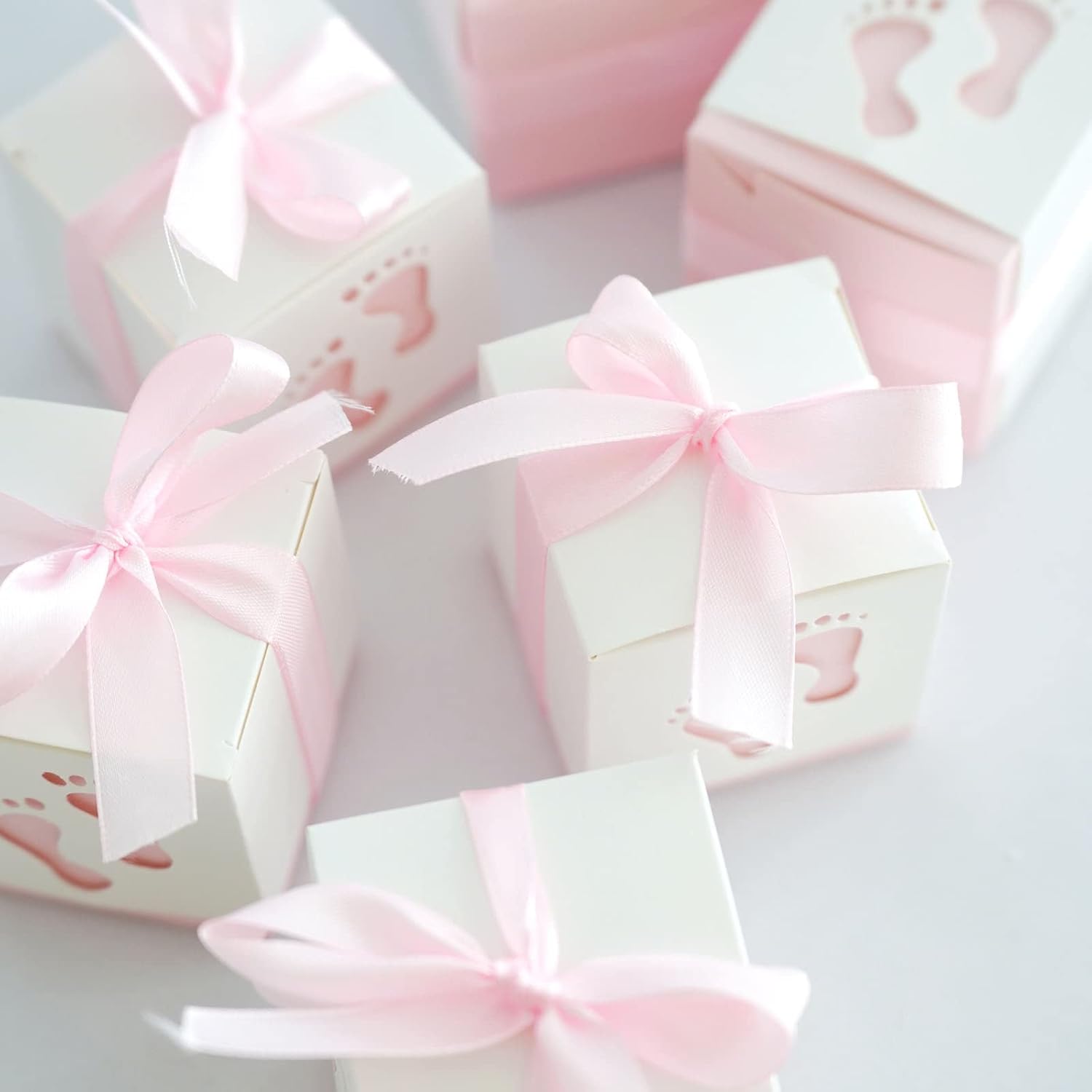Efavormart – Paquete de 25 cajas de dulces con cintas de huellas de bebé recién nacido de 2.5 x 2.5 pulgadas, cajas de regalo rosas para baby shower
