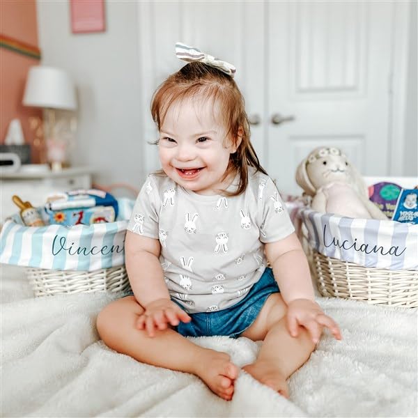 Personalization Universe Cesta de Pascua personalizada con diseño de rayas delicadas, cesta de bebé con diseño azul o rosa, cesta de mimbre blanco
