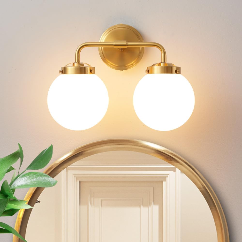 Deyidn Lámparas de tocador de baño sobre el espejo, 2 luces de latón dorado moderno iluminación de pared con pantallas de bola de vidrio lechoso,