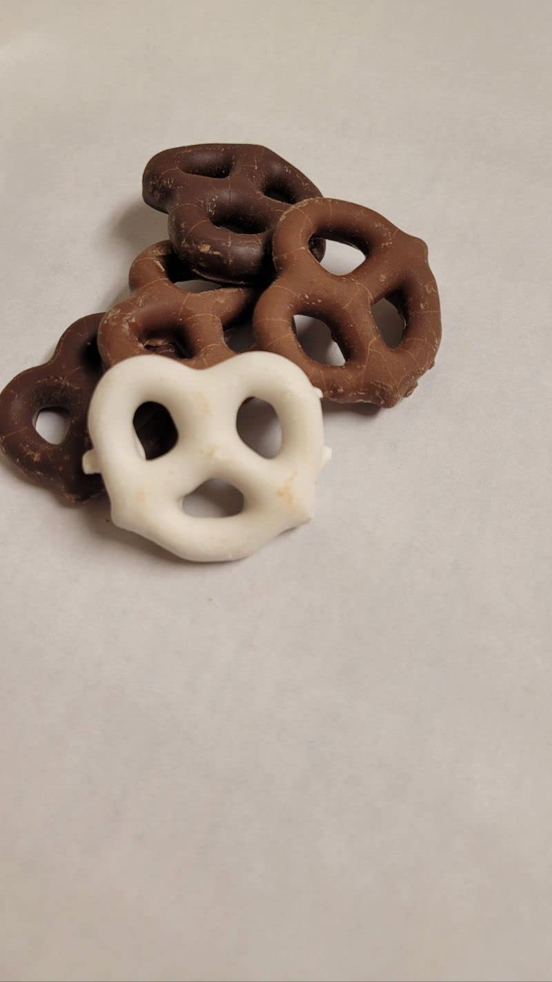Cañas de pretzel cubiertas de chocolate y chocolate blanco con coberturas surtidas 16 piezas