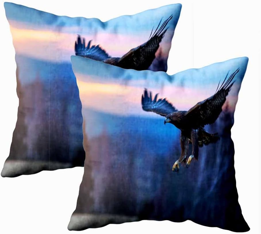 Funda de almohada de paisaje de otoño frío GoldenAquila Chrysaetos Big Bird of Prey aterriza en el prado de otoño con alas extendidas contra el