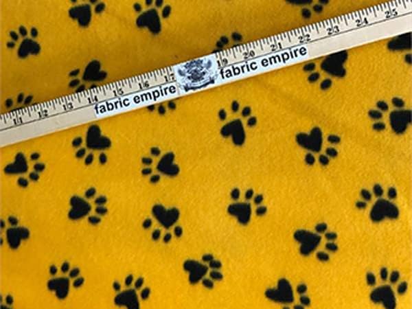 Tela de invierno con estampado de forro polar antipill negro con fondo amarillo  58 pulgadas de ancho  vendido por The Yard S-216