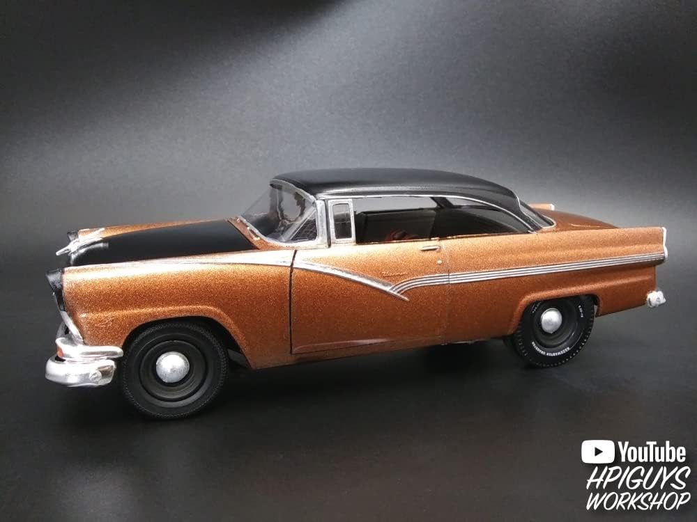 AMT 1956 Ford Victoria Hardtop 125 Kit de modelo a escala 125