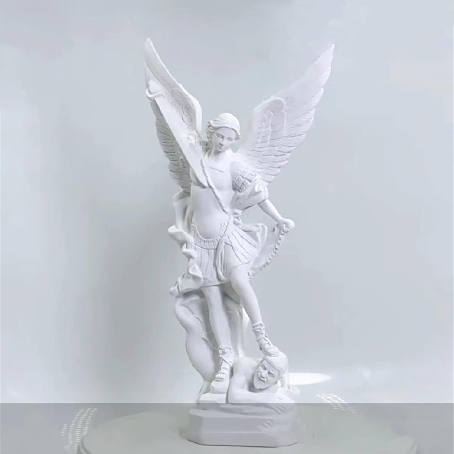 Estatua de ángel blanco puro, resina de 12 pulgadas, figura de demonio matador de arcángel de San Miguel, adornos de ángel católico de la justicia