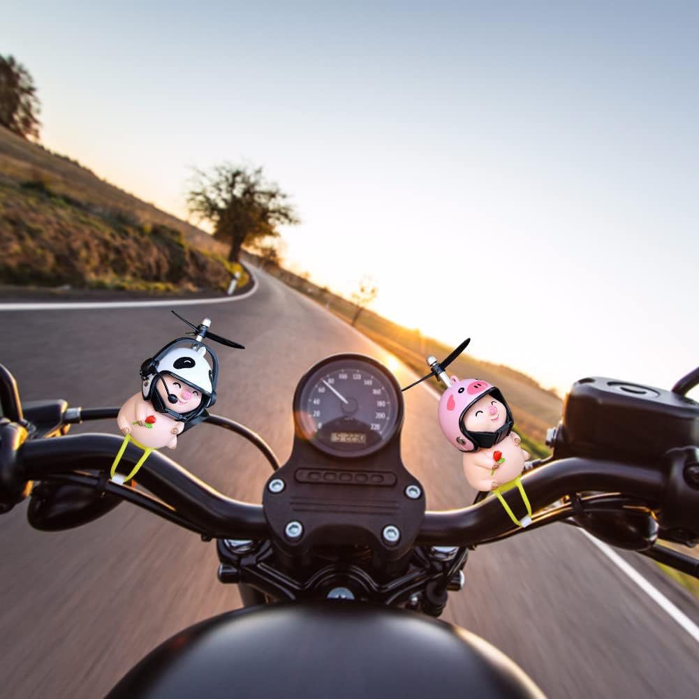 ikasus Lindas figuras de muñeca de cerdo con casco, adorno de cerdito de la suerte, colgante para bicicleta, motocicleta, coche eléctrico, tablero