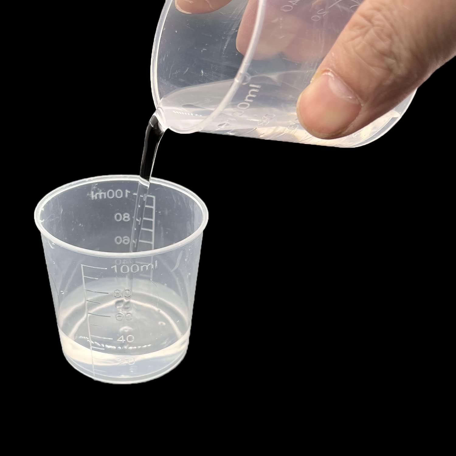 24 vasos transparentes para escamas de 3.4 onzas líquidas, vasos graduados de plástico con 50 varillas de madera para mezclar pintura epoxi, resina,