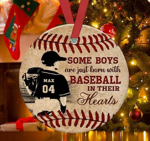 Adornos circulares personalizados para niños con béisbol en sus corazones, adornos de cerámica para árbol de Navidad, decoración de pino colgante,