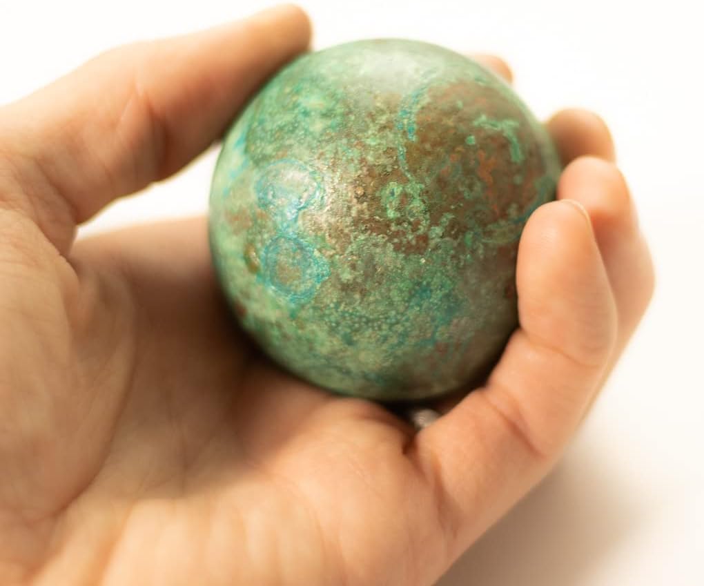 Orbe de cobre Verdigris con pátina forzada verde – Esfera de 2.25″ – 1.75 lb