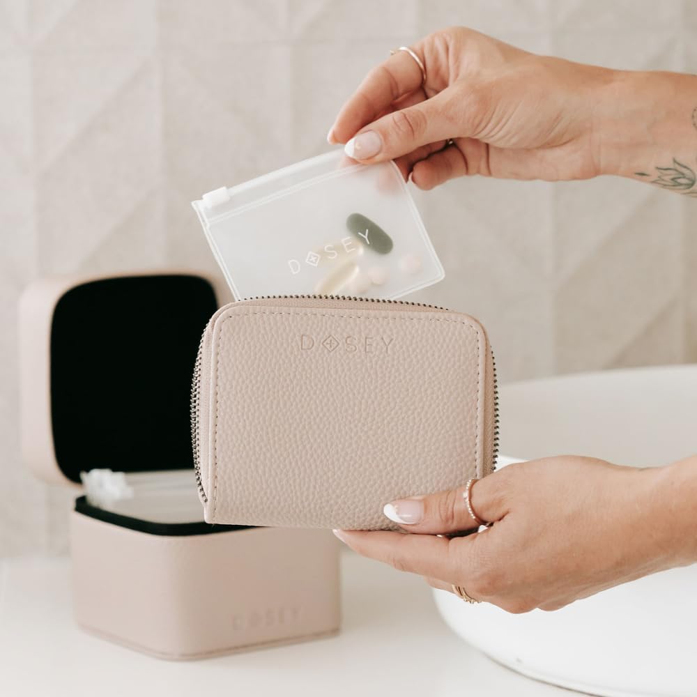 Dosey Wellness Wallet – Organizador de pastillas de viaje y bolsas de píldoras fáciles de deslizar, estuche de píldoras de cuero vegano con 7