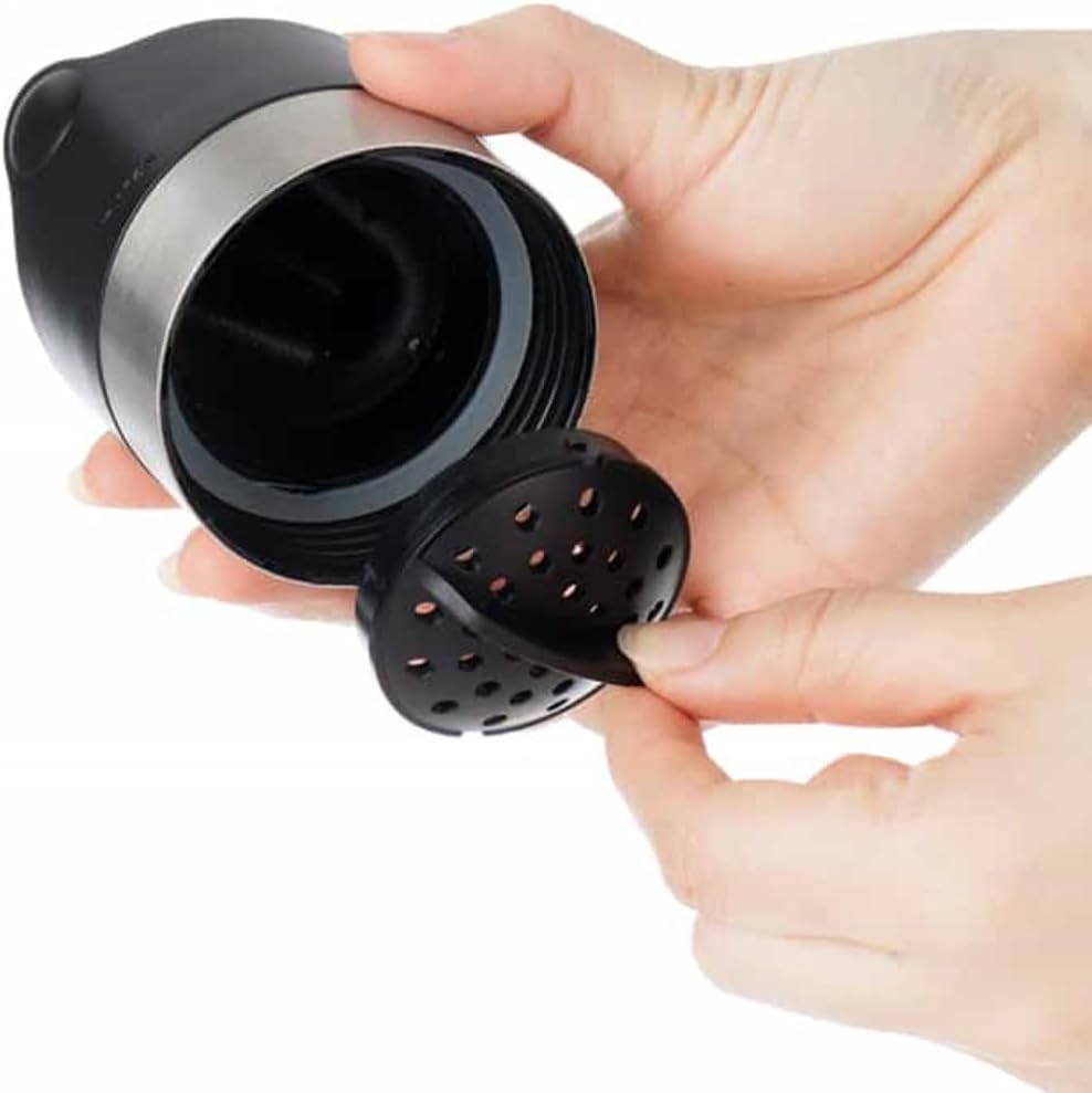 J&M DESIGN Jarra de agua de vidrio de 28 onzas con tapa de acero inoxidable y plástico de fácil torsión, con colador extraíble para bebidas de jugo,