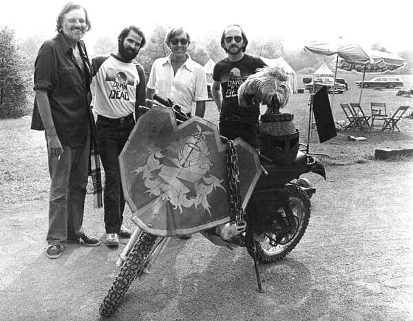 El director de Knightriders George A. Romero en el set con la tripulación 4×6 pulgadas foto
