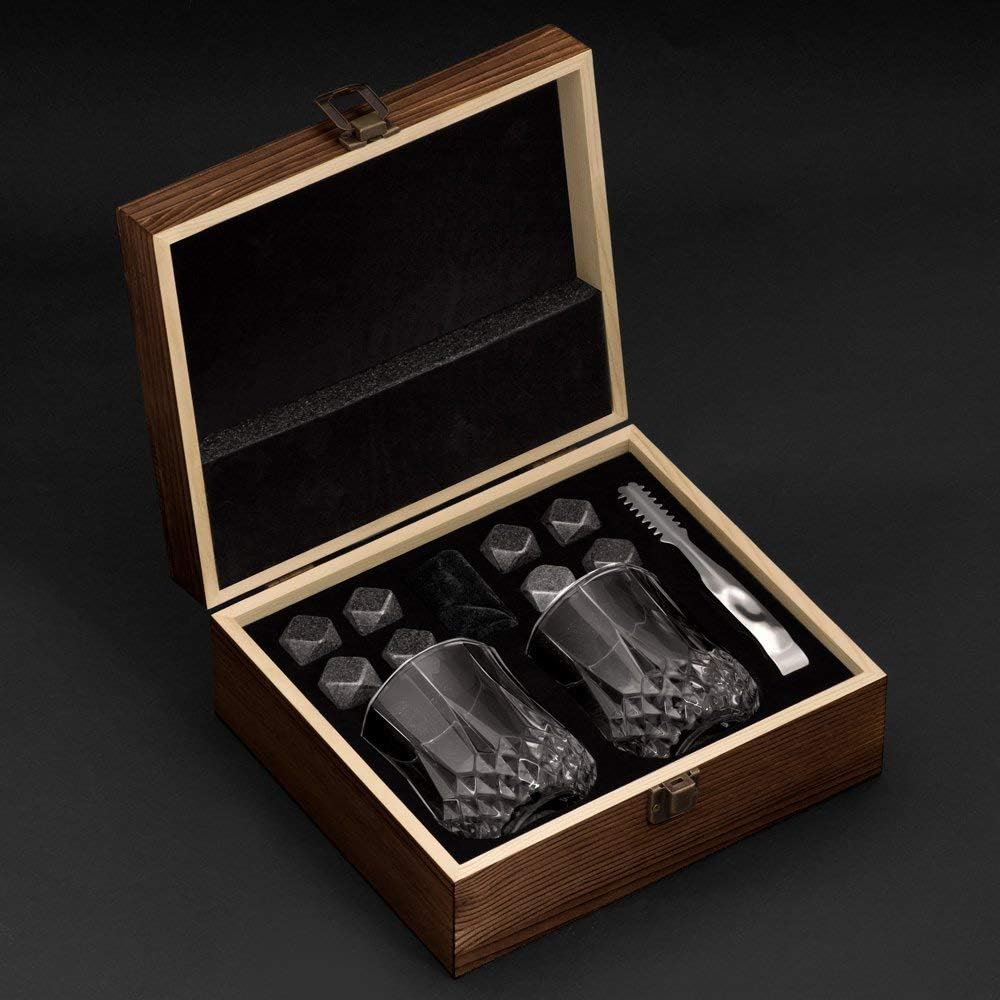 Maverton – Juego de regalo de piedras de whisky – Rocas escalofriantes en caja de madera grabada – 8 cubitos de hielo reutilizables con 2 vasos –