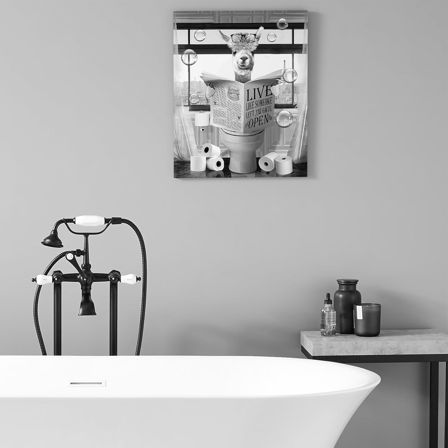 Luslya Divertido arte de pared de alpaca para baño, linda alpaca sentada en el inodoro, lectura de periódicos, póster enmarcado en blanco y negro