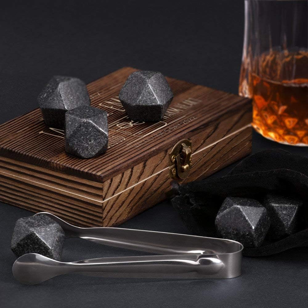 Maverton Juego de regalo de piedras de whisky para padres, 6 rocas de whisky de granito, alicates de acero inoxidable, elegante caja de madera con
