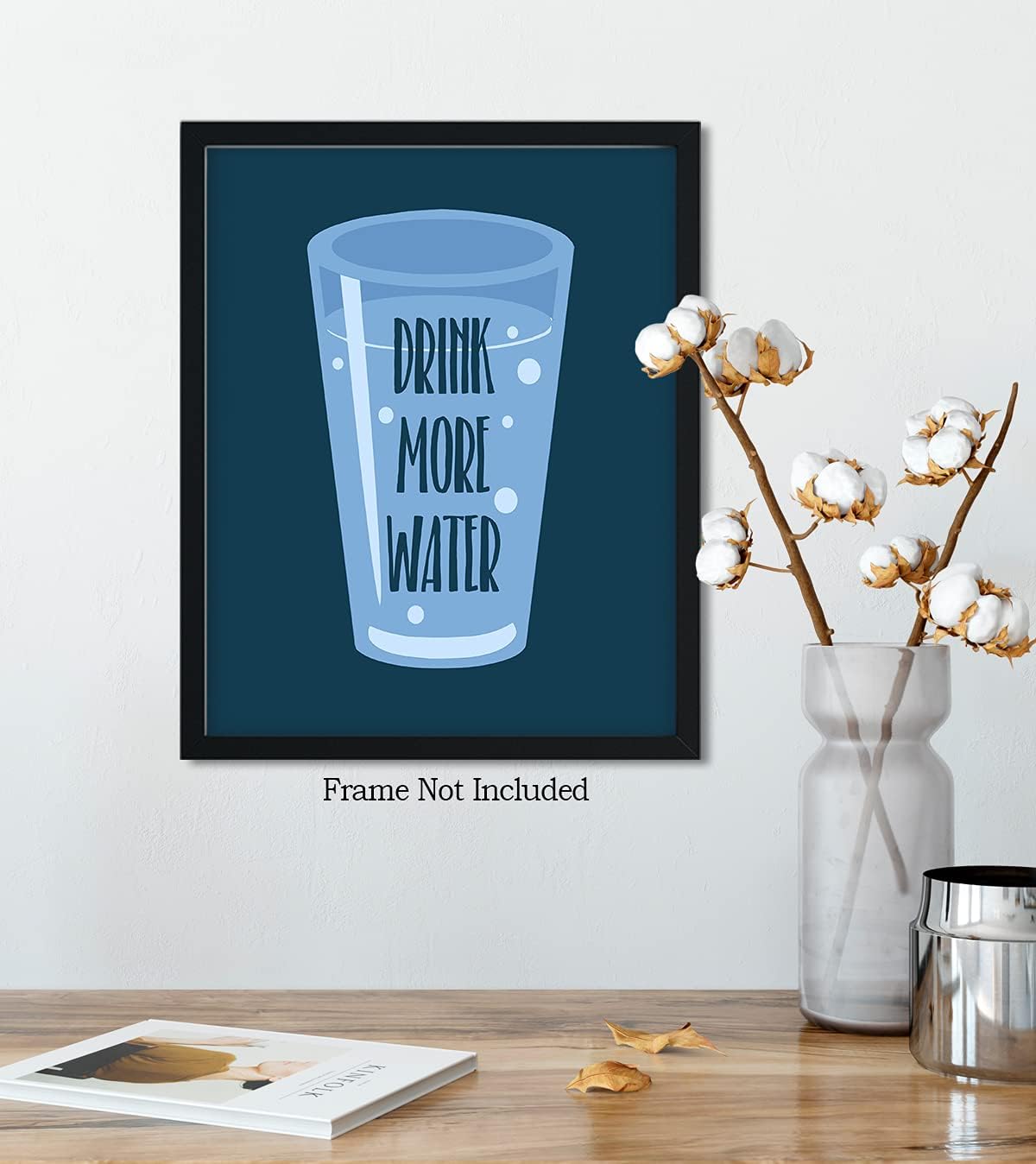 Govivo Bebe más agua – Impresión artística para decoración de pared con un fondo azul oscuro – Obra de arte sin marco de 8 x 10 pulgadas impresa en