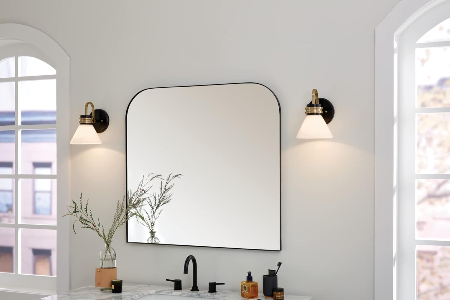 Kichler Farum – Aplique de pared con 1 luz de 9.5 pulgadas con cristal de ópalo en negro con bronce champán