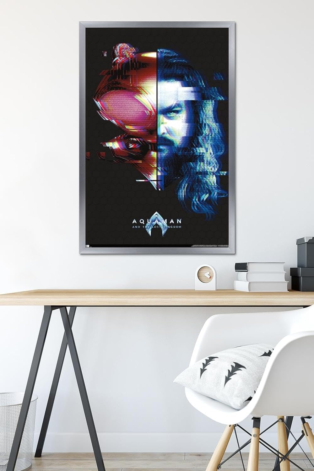 Trends International DC Comics Movie Aquaman y el Reino Perdido – Póster de pared Faceoff, 22.37 x 34.00 pulgadas, versión enmarcada plateada