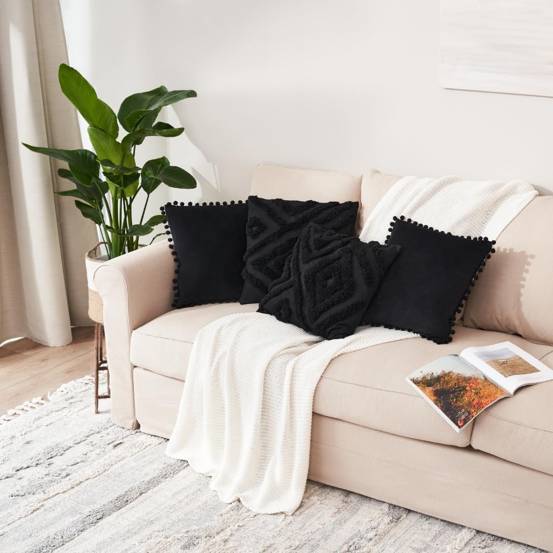 Juego de 4 fundas de almohada negras bohemias de 18 x 18 pulgadas para sofá, fundas de almohada rurales con pompones de terciopelo suave y diseños