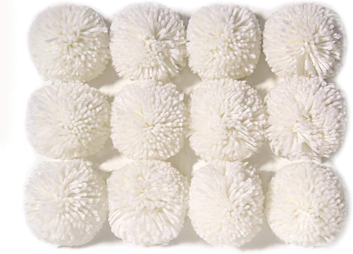 Paquete de 12 pompones de hilo para sombreros de 3.1 in a 3 pulgadas, suministros de fiesta, hechos a mano, accesorios decorativos (blanco)