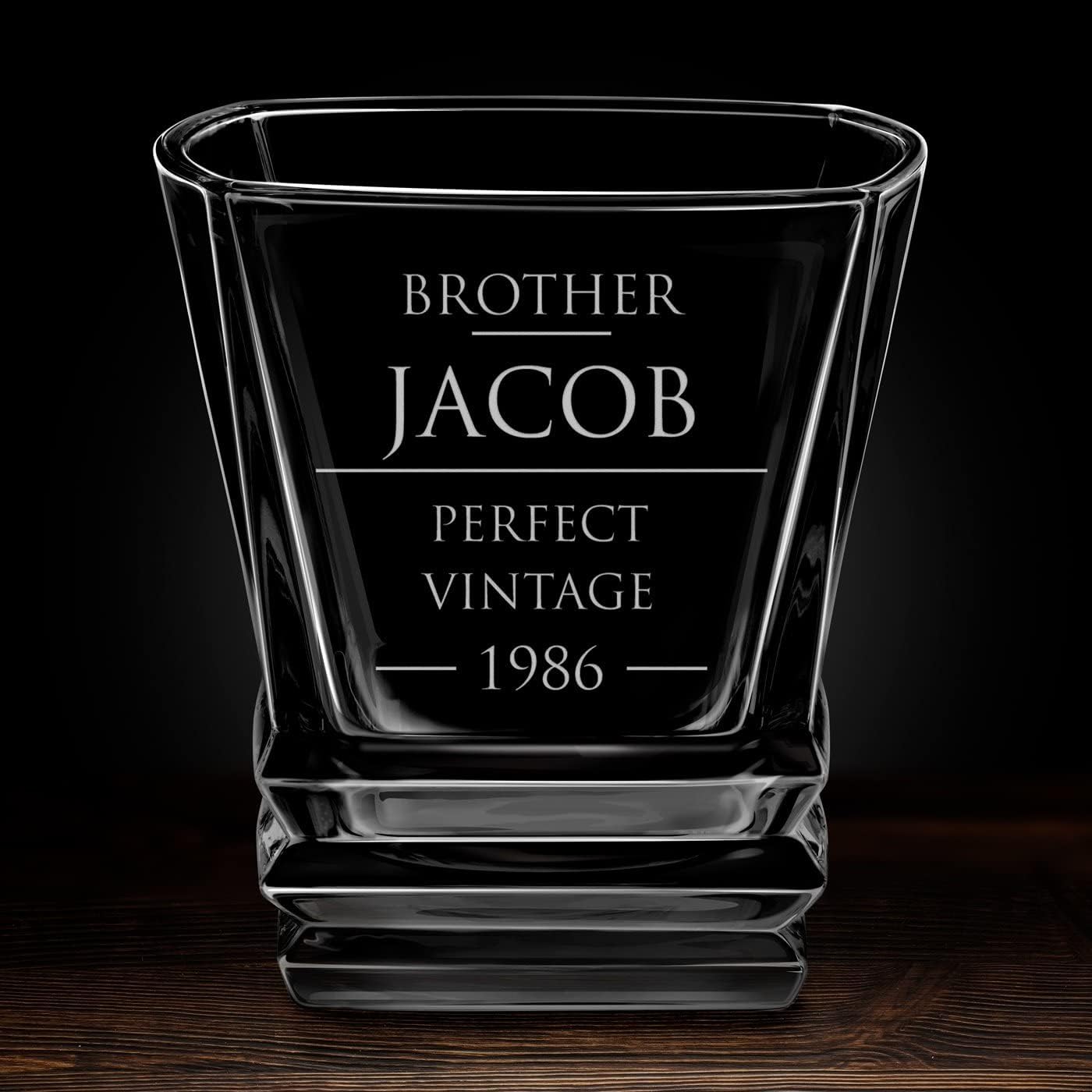 Maverton Juego de whisky grabado para hombre – Elegante jarra geométrica con 4 vasos para él – Juego geométrico con grabado – Barware personalizado