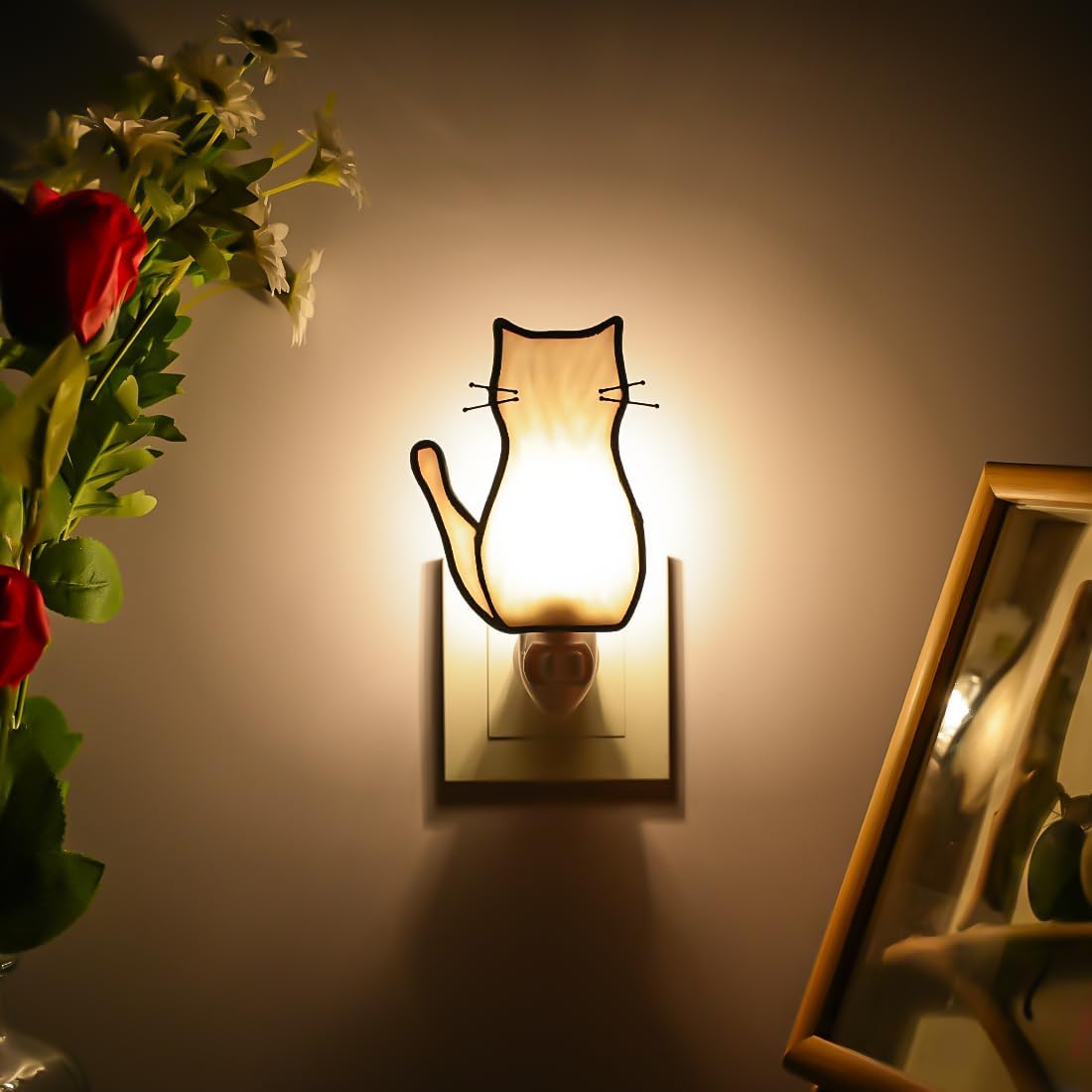BOXCASA Luz nocturna de gato blanca con bombilla, lámpara de gato de vidrieras, luces nocturnas amarillas cálidas enchufables a la pared para sala