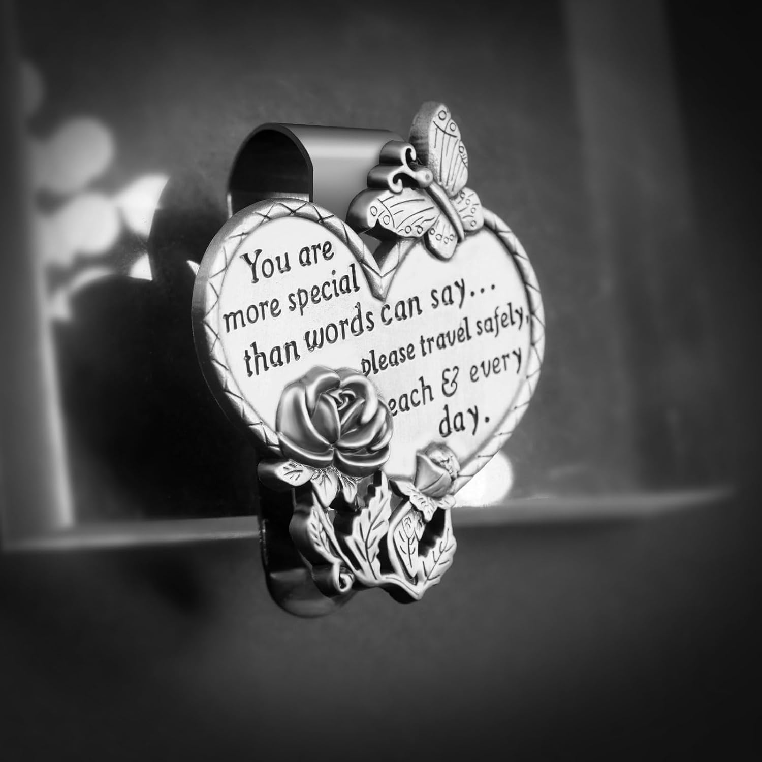 Medalla para visera de automóvil en forma de corazón, accesorios de clip de visera para bendecir la conducción, oración de seguridad, regalo