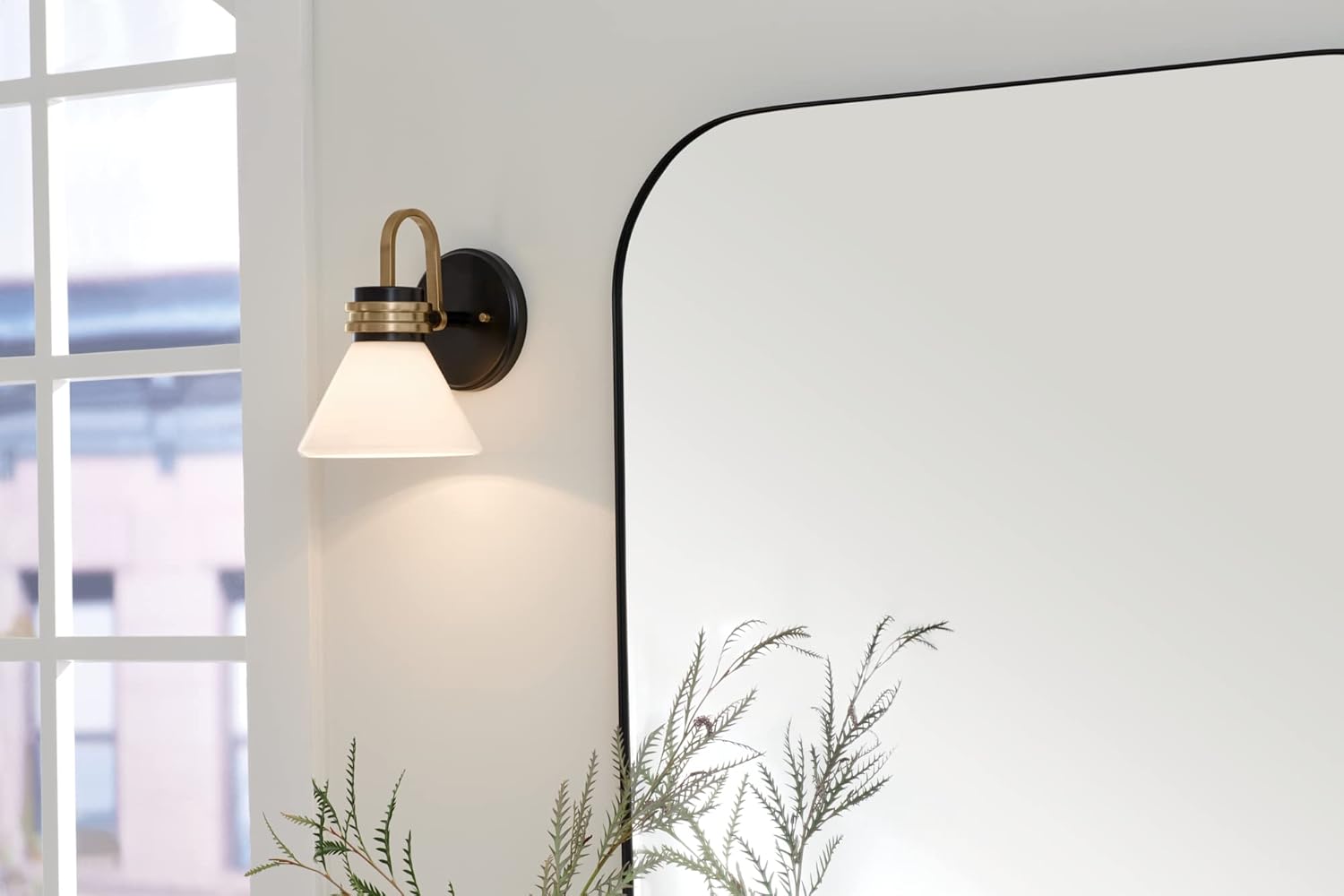 Kichler Farum – Aplique de pared con 1 luz de 9.5 pulgadas con cristal de ópalo en negro con bronce champán