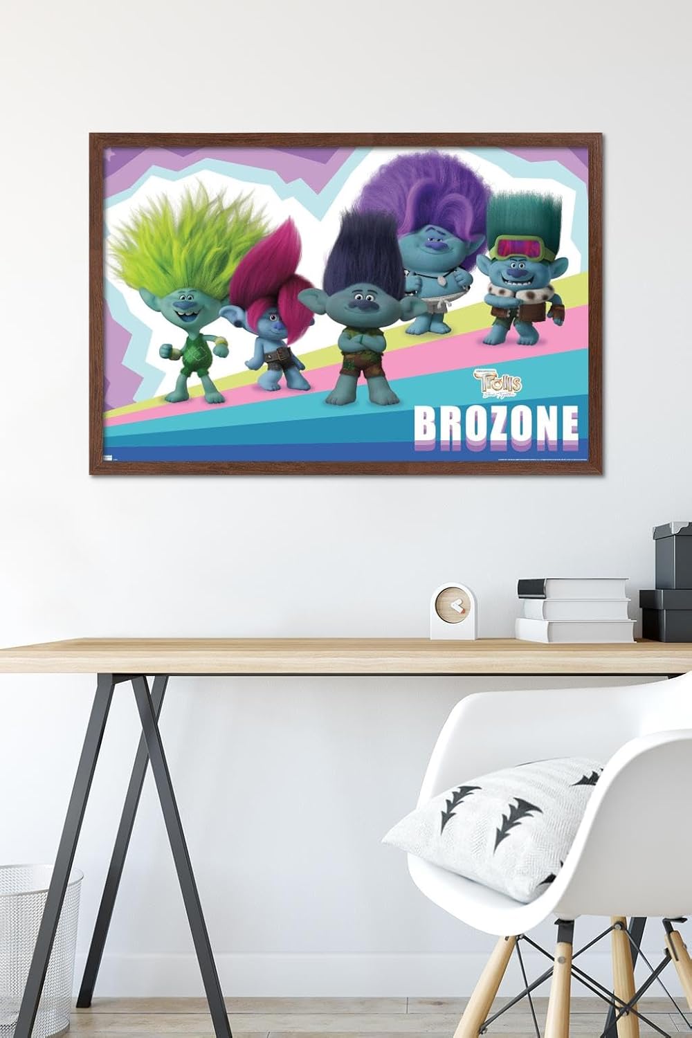 Trends International Trolls Band Together – Póster de pared de brozone, 22.37 x 34.00 pulgadas, versión enmarcada de caoba