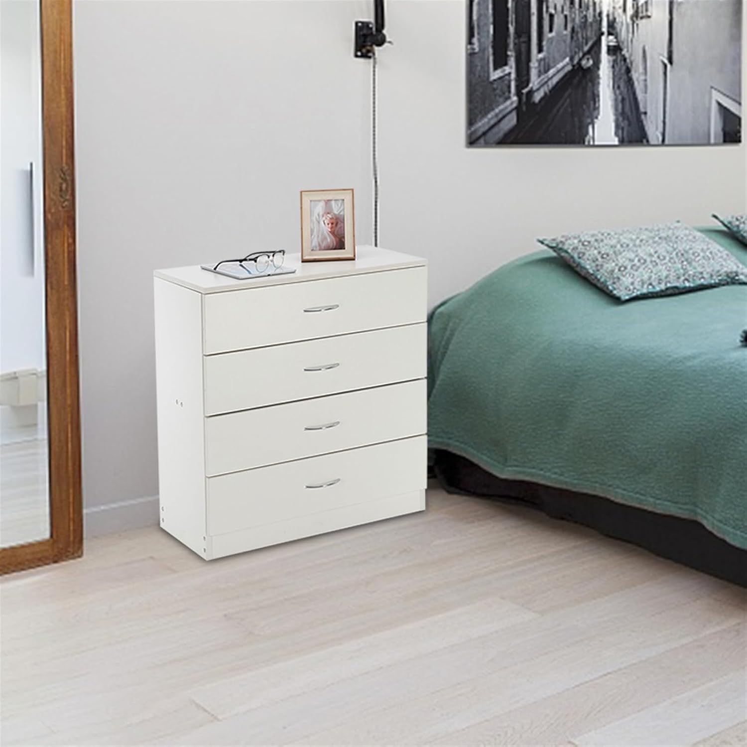 Imseigo Mesita de noche blanca con 4 cajones, mesita de noche blanca para dormitorio con mango de metal, mesa auxiliar de sofá con 4 cajones para